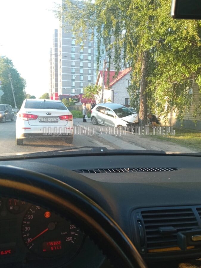 В Твери машина с «Rammstein» съехала в кювет после столкновения