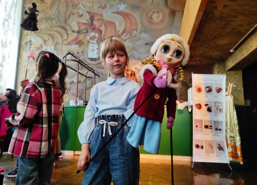 В Тверском театре кукол показали секреты и провели в тайные комнаты