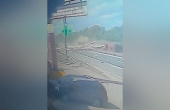 Брёвна разлетелись по трассе: перевернувшийся в Тверской области лесовоз попал на видео Брёвна разлетелись по трассе: перевернувшийся в Тверской области лесовоз попал на видео