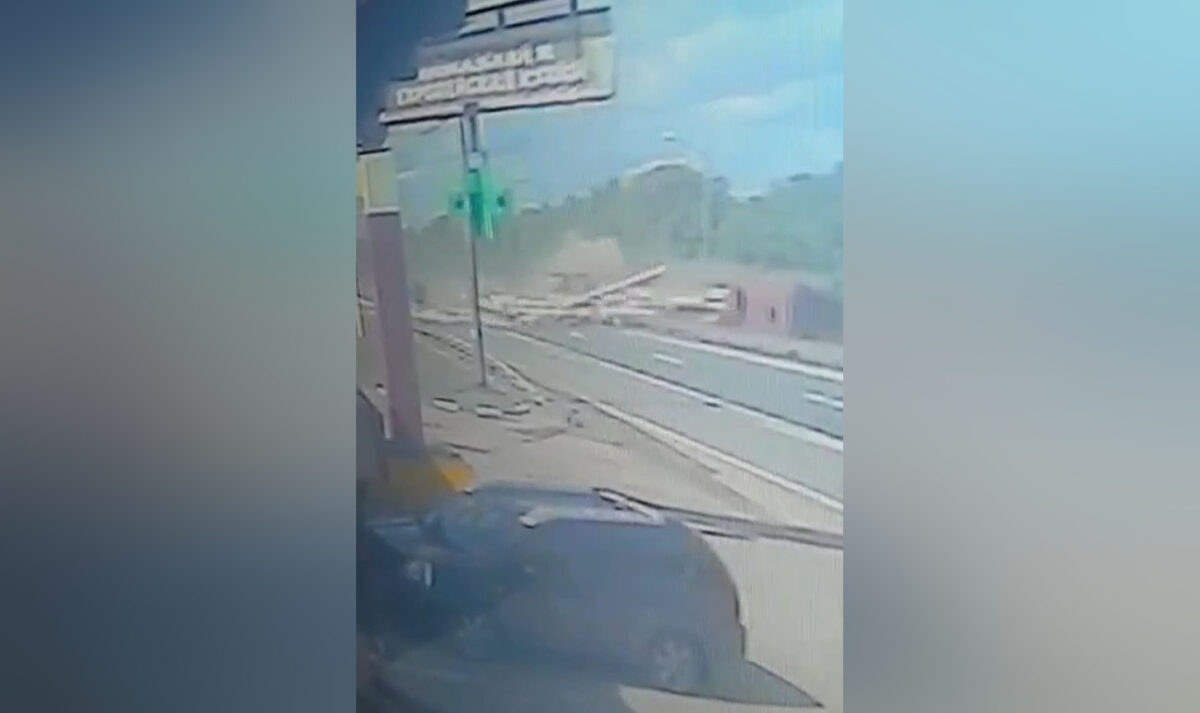 Брёвна разлетелись по трассе: перевернувшийся в Тверской области лесовоз попал на видео