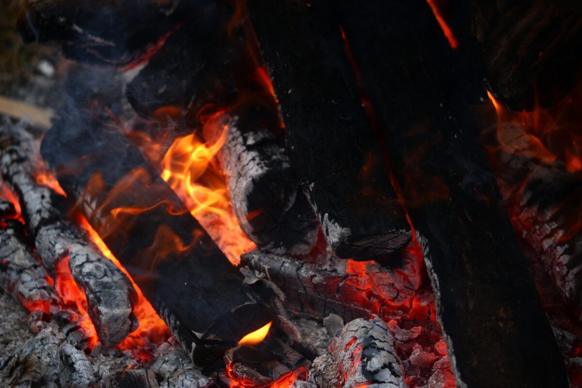 По факту обнаружения тела женщины в сгоревшей квартире проводится проверка