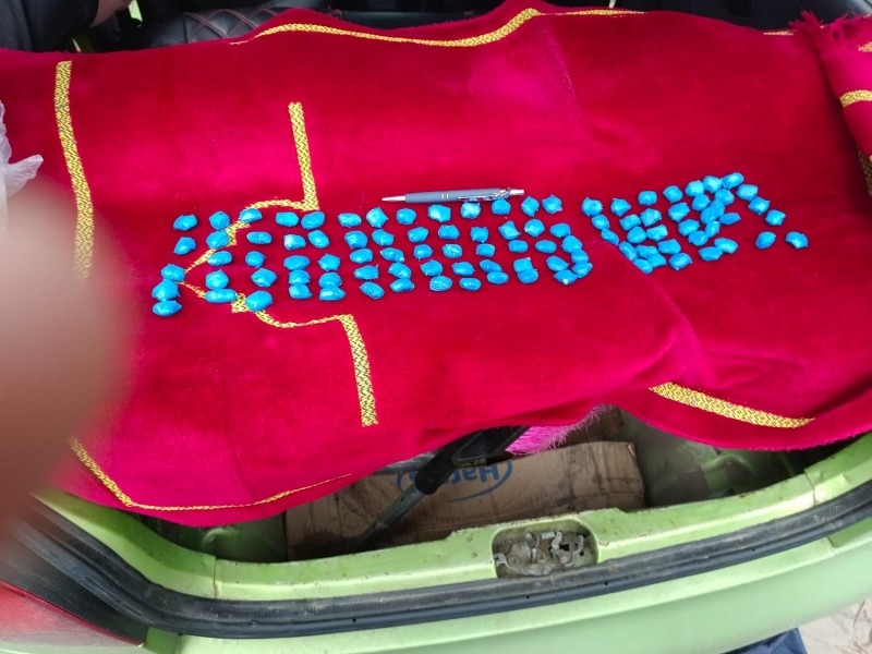 В Твери в автомобиле мужчины обнаружили крупную партию героина