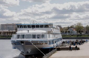 В Твери и Калязине приняли первые круизные теплоходы нового сезона навигации