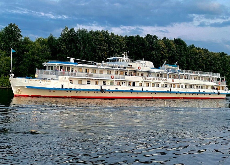 В Тверской области сломался теплоход, прибывший из Москвы