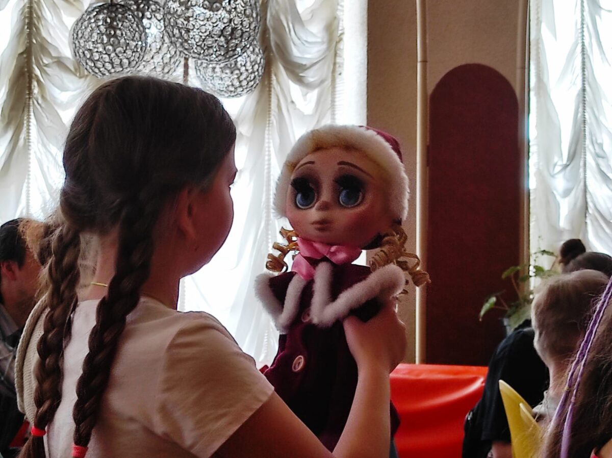 В Тверском театре кукол показали секреты и провели в тайные комнаты