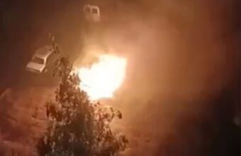 В тверском дворе ночью загорелись две иномарки