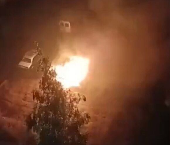 В тверском дворе ночью загорелись две иномарки