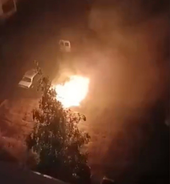 В тверском дворе ночью загорелись две иномарки