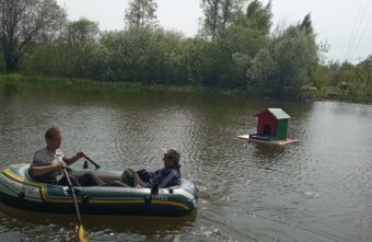 В Оленинском округе благоустраивают территорию у прудов