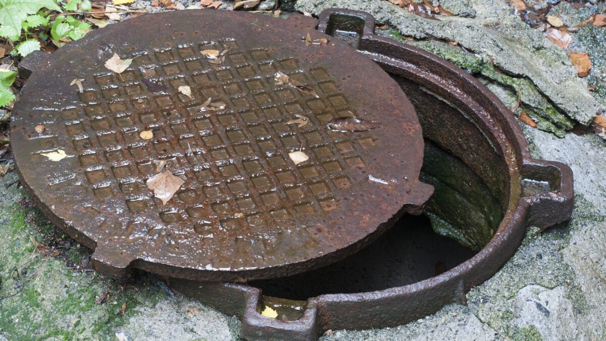 В Тверской области поймали злостного похитителя канализационных люков В Тверской области поймали злостного похитителя канализационных люков