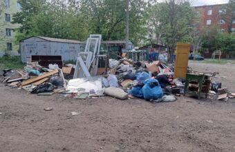 В Пролетарском районе Твери во дворе дома растёт помойка В Пролетарском районе Твери во дворе дома растёт помойка