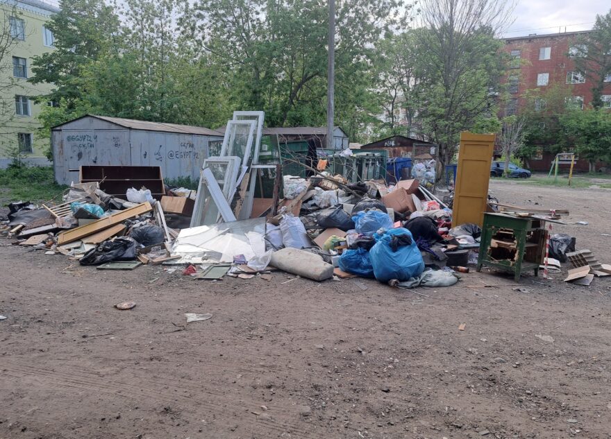 В Пролетарском районе Твери во дворе дома растёт помойка В Пролетарском районе Твери во дворе дома растёт помойка