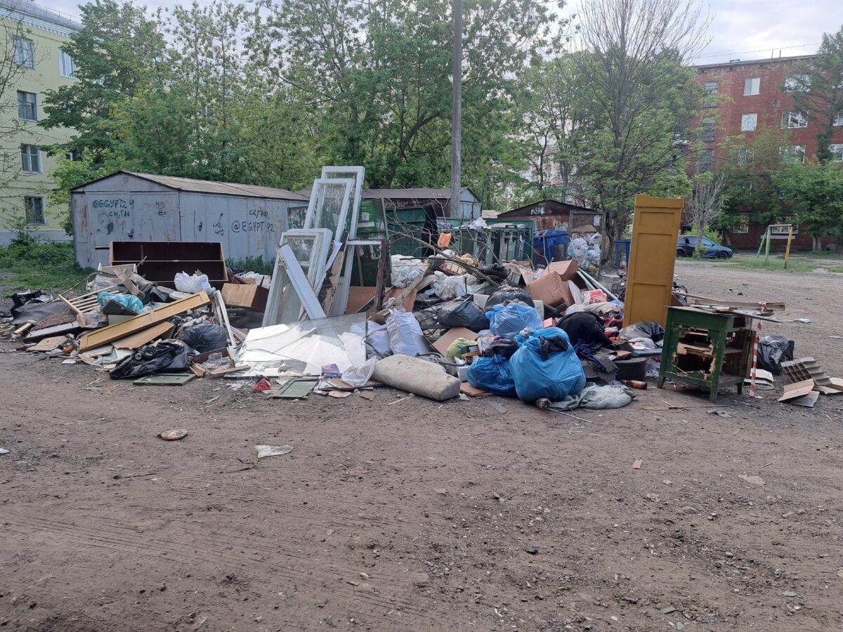 В Пролетарском районе Твери во дворе дома растёт помойка | ТОП Тверь новости