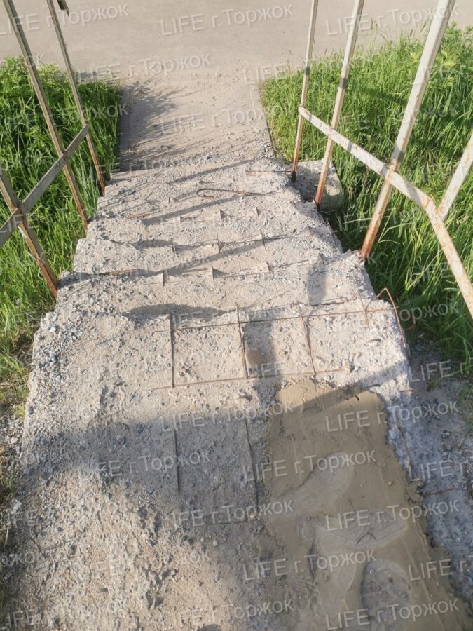 В Тверской области жители боятся сломать ноги возле автобусной остановки В Тверской области жители боятся сломать ноги возле автобусной остановки