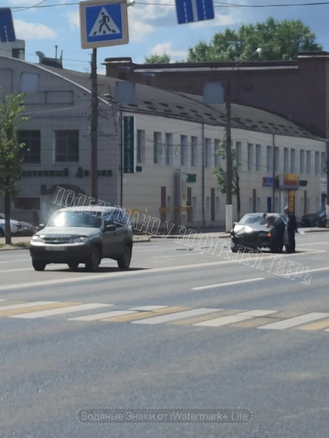 На одной из улиц Твери две легковушки заблокировали движение