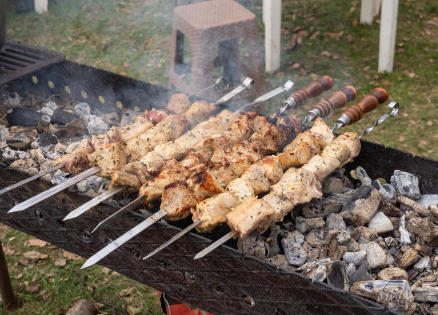 Диетолог рассказала, чем лучше запивать шашлык