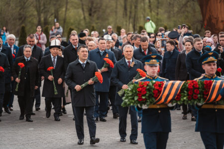 Президент Киргизии Садыр Жапаров возложил цветы к Ржевскому мемориалу Советскому солдату Президент Киргизии Садыр Жапаров возложил цветы к Ржевскому мемориалу Советскому солдату
