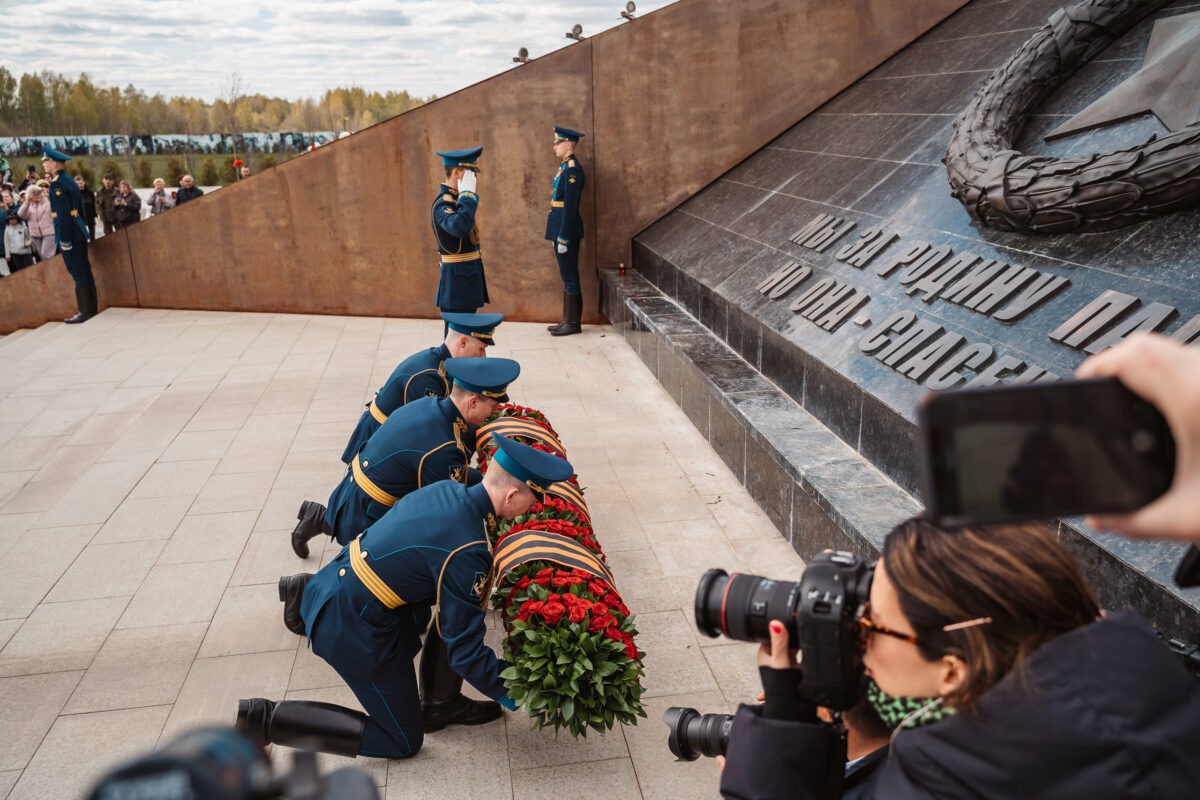 Концерт ржевский мемориал 21 июня. Мемориал советскому солдату. Памятник Ржевскому солдату. Памятник советскому солдату. Памятник РЖЕВСКИЙ мемориал советскому солдату.