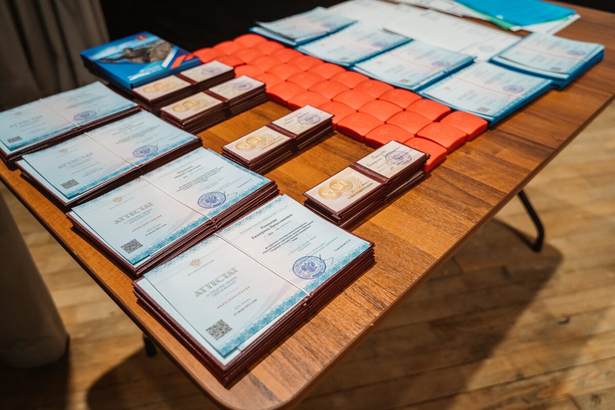 Российским школьникам снова начнут вручать серебряные медали Российским школьникам снова начнут вручать серебряные медали