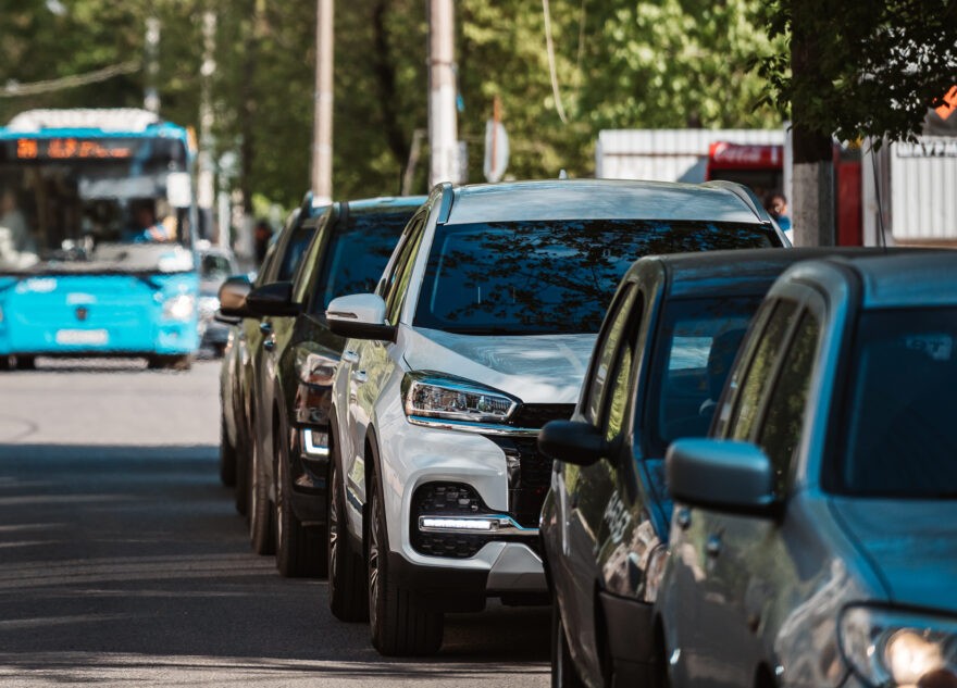 В Твери задержали хулиганку, разбившую стекло автомобиля