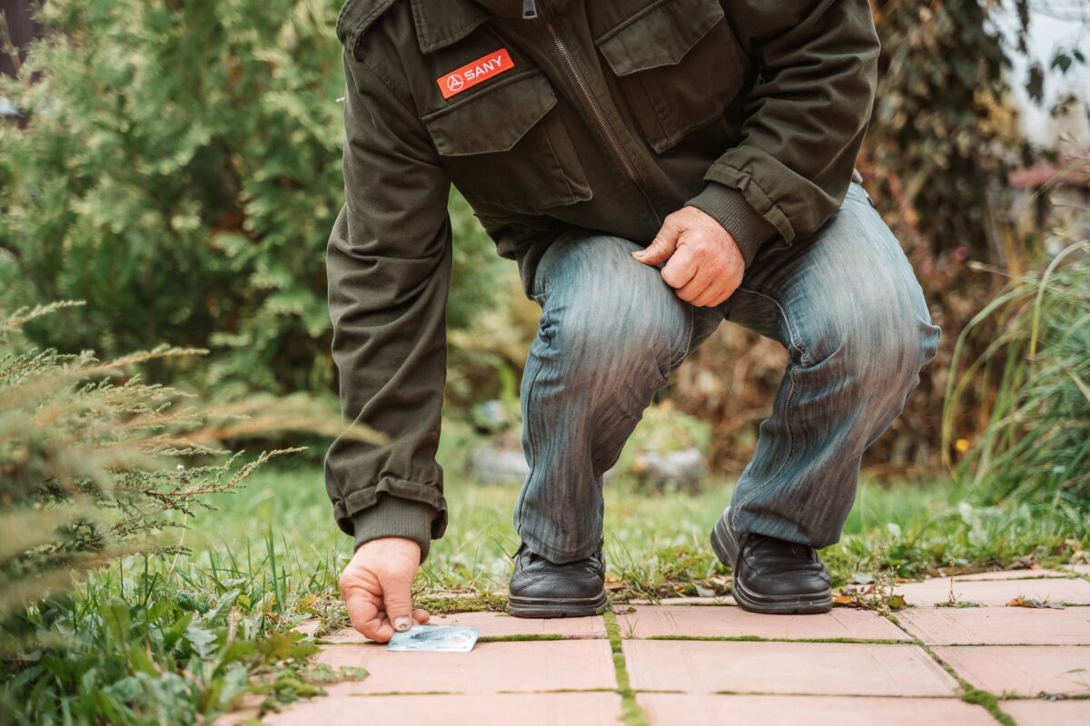 Ранее судимый житель Тверской области пошёл по магазинам с чужой картой