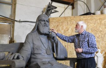 В мастерской скульптора Юрия Хмелевского идет изготовление памятника Патриарху Тихону, который установят в Торопце