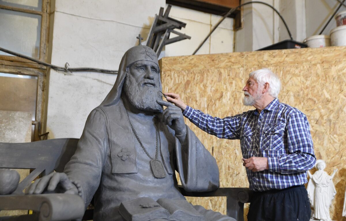 В мастерской скульптора Юрия Хмелевского идет изготовление памятника Патриарху Тихону, который установят в Торопце