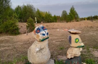 Жители Тверской области обнаружили странные каменные фигуры вдоль дороги Жители Тверской области обнаружили странные каменные фигуры вдоль дороги