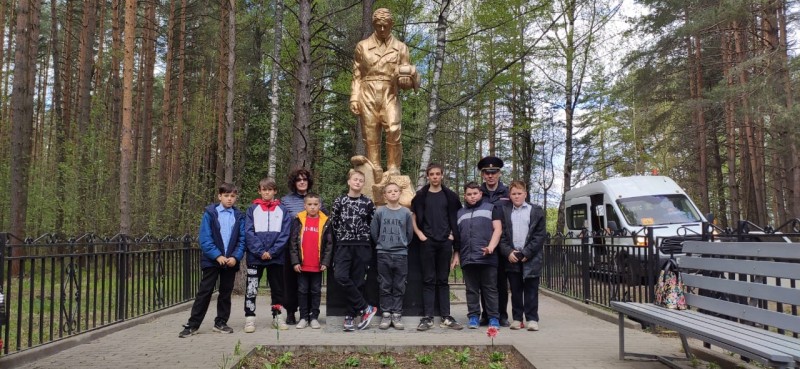 В Тверской области полицейские и школьники привели в порядок воинское захоронение