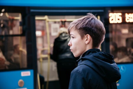 Работающие летом школьники смогут пользоваться проездными в автобусах «Транспорта Верхневолжья»