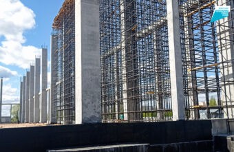 В Твери продолжается строительство крытого футбольного манежа