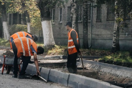 Мигранты пристают к молодым девушкам в посёлке Тверской области Мигранты пристают к молодым девушкам в посёлке Тверской области