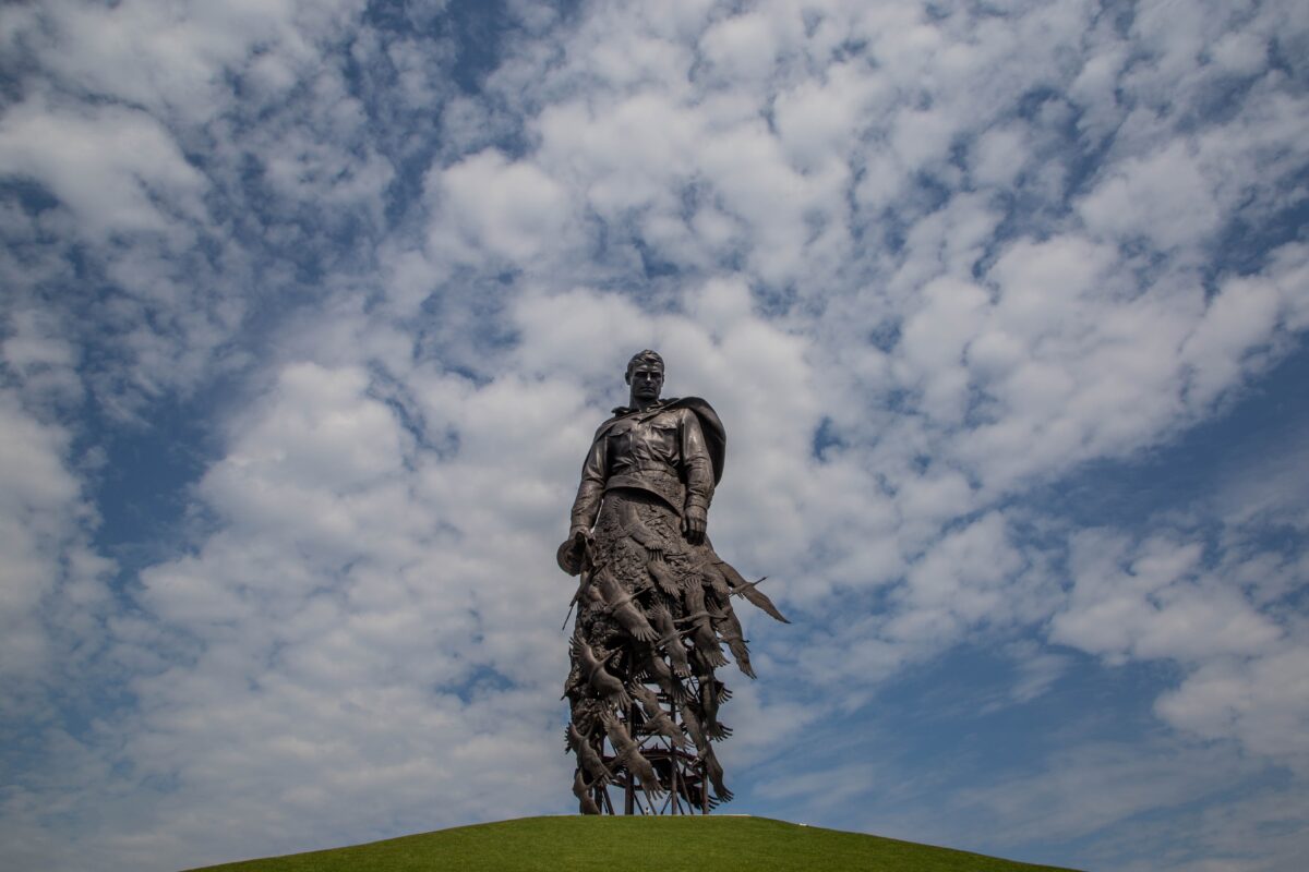 Масштабную копию Знамени Победы развернут у Ржевского мемориала Советскому солдату