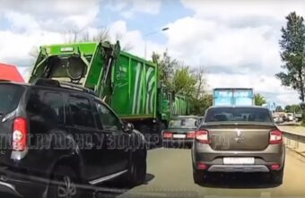 На выезде из Твери легковушка "залезла" под мусоровоз