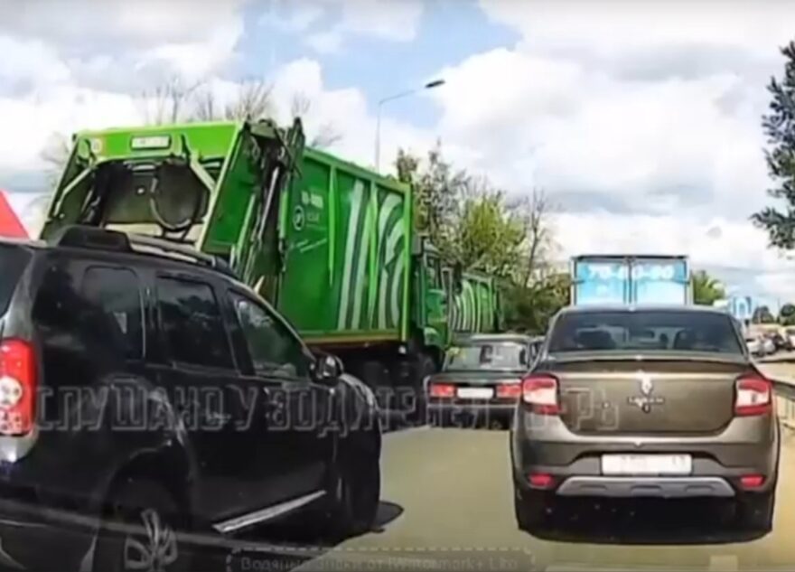 На выезде из Твери легковушка "залезла" под мусоровоз