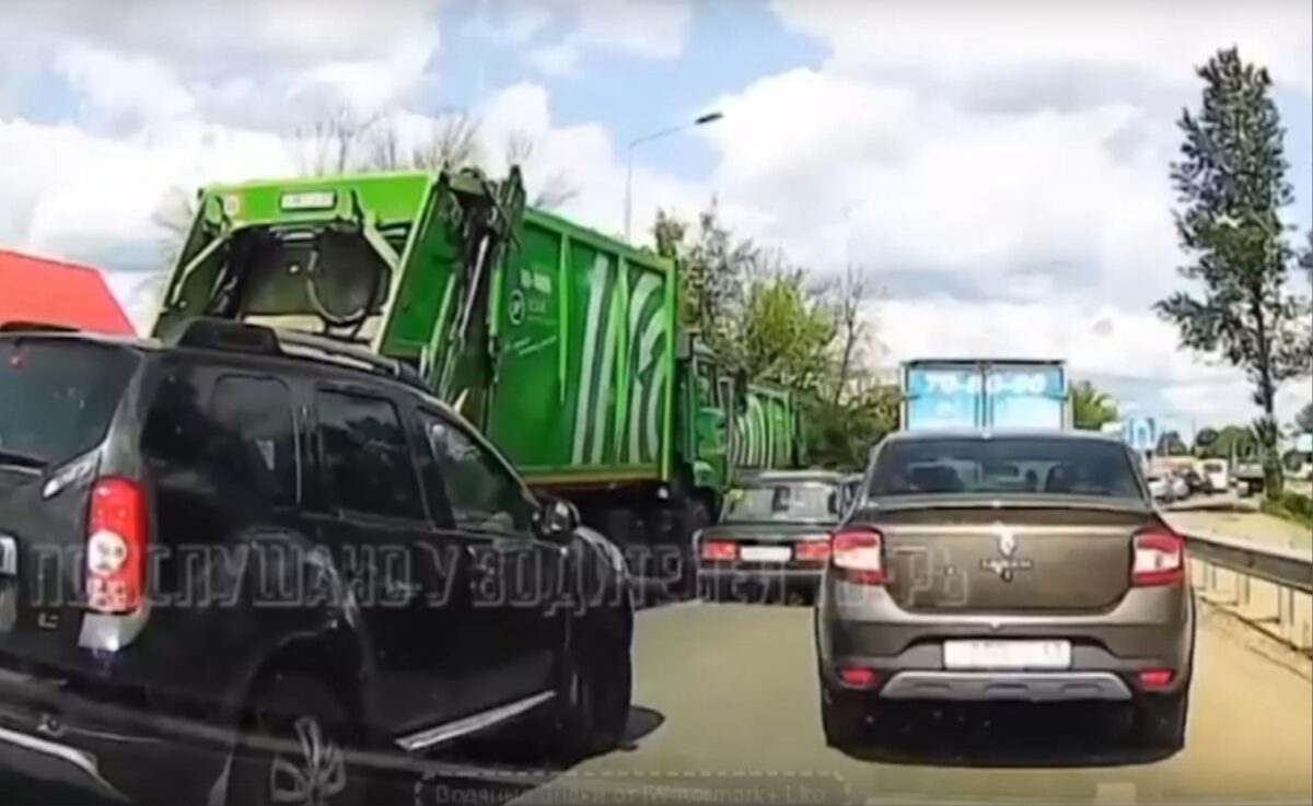 На выезде из Твери легковушка "залезла" под мусоровоз