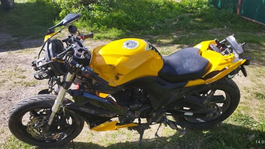 15-летнего мотоциклиста госпитализировали с тяжелыми травмами после ДТП в Тверской области