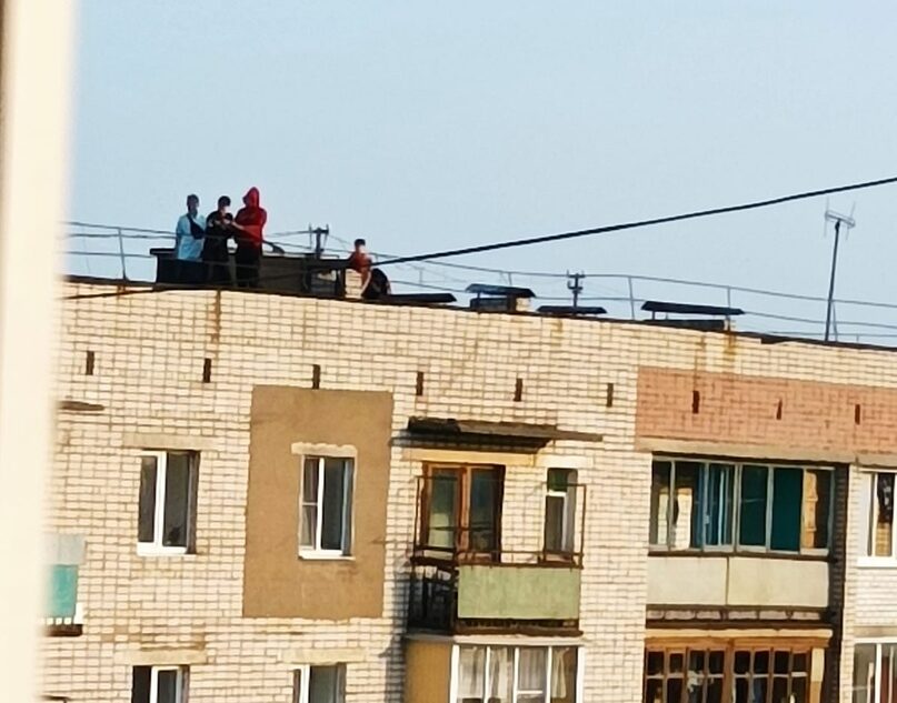 УМВД прокомментировало опасные игры подростков на крыше в Тверской области УМВД прокомментировало опасные игры подростков на крыше в Тверской области