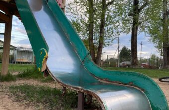 Тверитяне жалуются на ужасное состояние детских площадок в городе