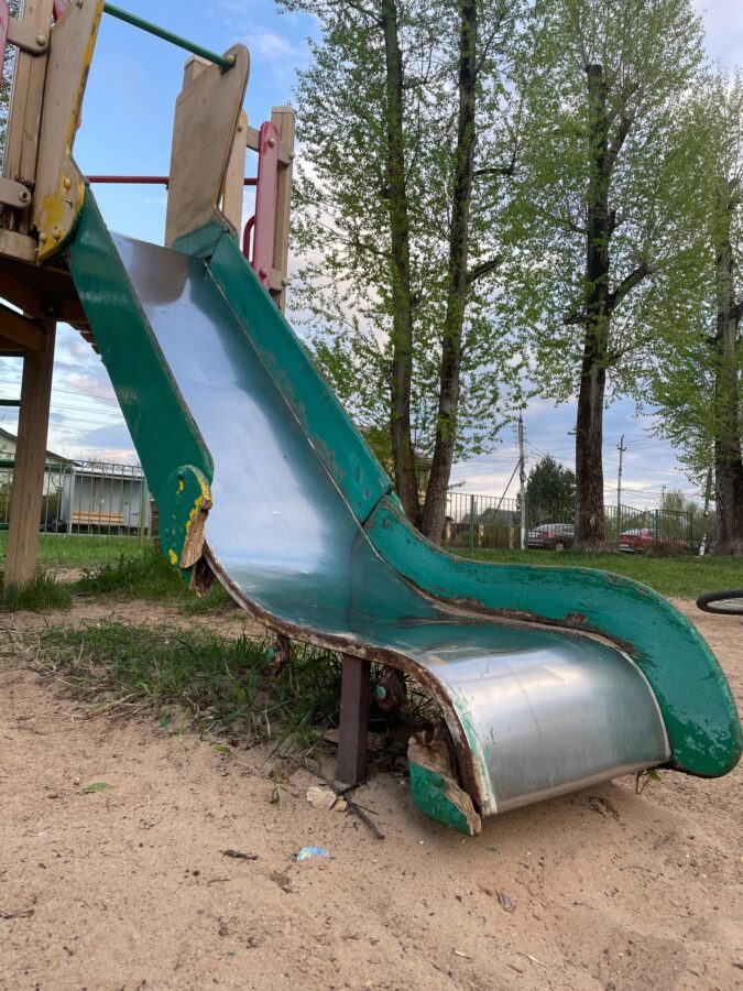 Тверитяне жалуются на ужасное состояние детских площадок в городе