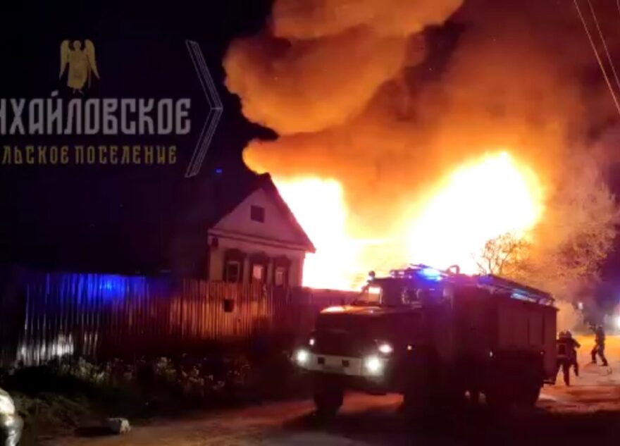 В одной из деревень Тверской области горит дом