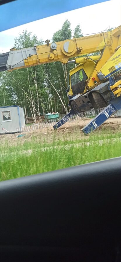 На стройке в Твери опрокинулся подъемный кран