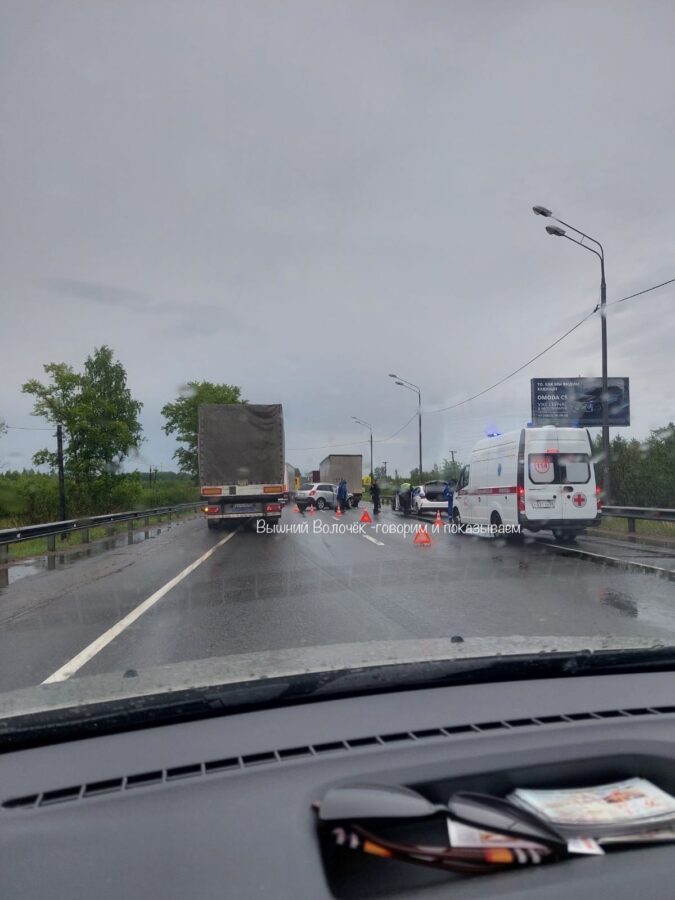 В Тверской области кроссовер протаранил фуру