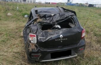 Под Тверью автомобиль Renault Sandero "вылетел" с дороги и опрокинулся Под Тверью автомобиль Renault Sandero "вылетел" с дороги и опрокинулся