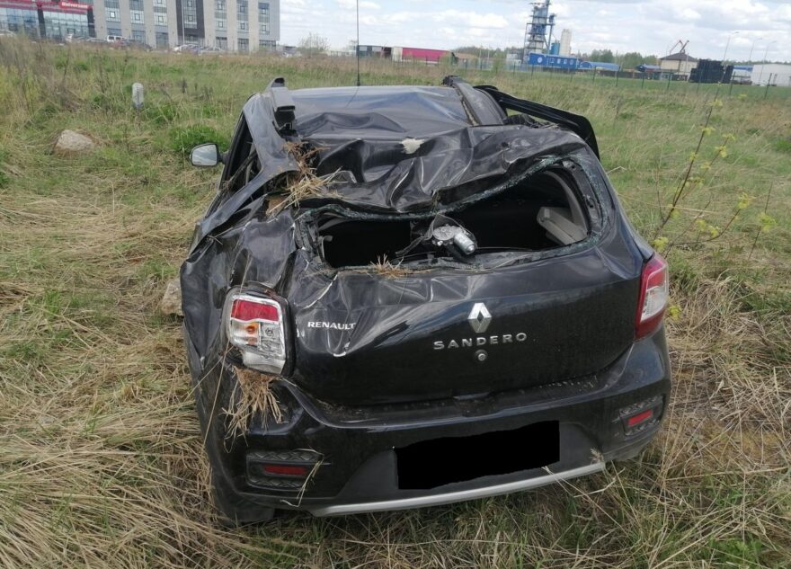 Под Тверью автомобиль Renault Sandero "вылетел" с дороги и опрокинулся Под Тверью автомобиль Renault Sandero "вылетел" с дороги и опрокинулся