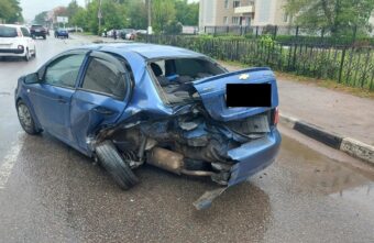 В Твери водитель Kia "протаранил" припаркованный Chevrolet