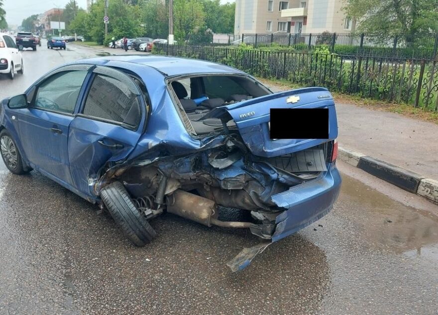В Твери водитель Kia "протаранил" припаркованный Chevrolet В Твери водитель Kia "протаранил" припаркованный Chevrolet