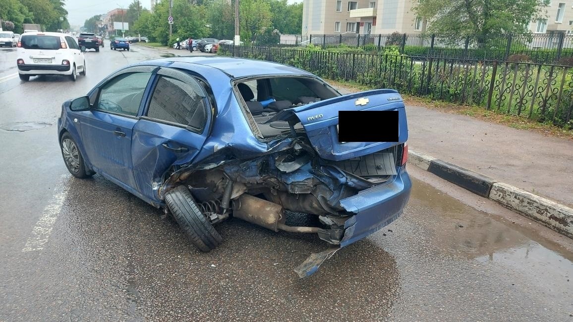 В Твери водитель Kia "протаранил" припаркованный Chevrolet