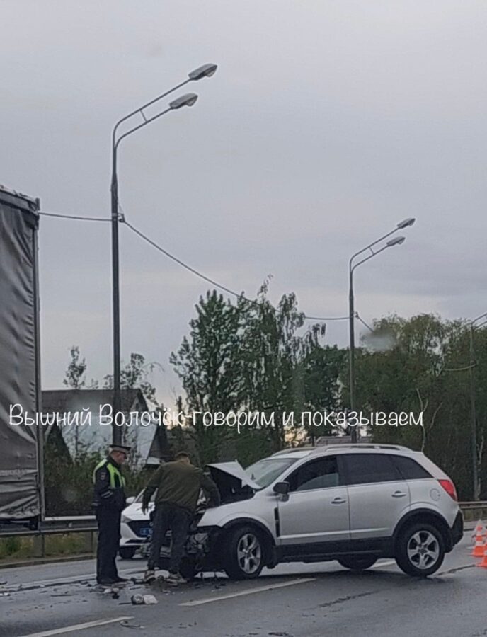 В Тверской области кроссовер протаранил фуру