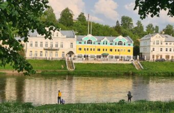 Жители города в Тверской области возмутились расцветкой здания